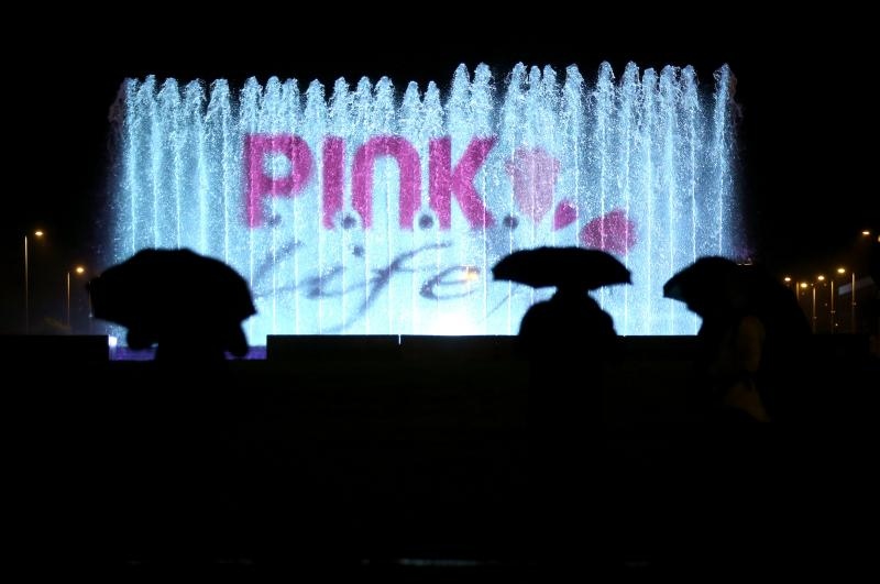 Zagreb: Fontane osvjetljene ružicastom bojom kao podrška oboljelima od rak. Photo: Igor Kralj/PIXSELL Zagreb: Fontane osvjetljene ružicastom bojom kao podrška oboljelima od rak. Photo: Igor Kralj/PIXSELL