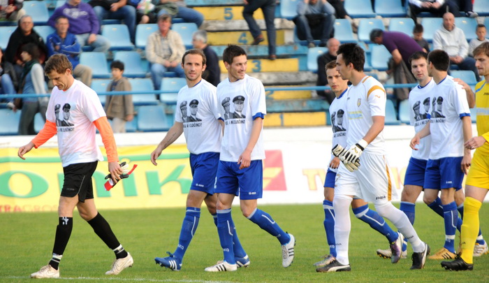 Zadar, 230411.
Nogomet, 26. kolo prve hrvatske nogometne lige : Zadar – Inter. Stadion na stanovima.
Na fotografiji : Nogometasi Zadra sa majicama podrske generalima Gotovini i Markacu.
Foto : Andrija Lucic / CROPIX Zadar, 230411.
Nogomet, 26. kolo prve hrvatske nogometne lige : Zadar – Inter. Stadion na stanovima.
Na fotografiji : Nogometasi Zadra sa majicama podrske generalima Gotovini i Markacu.
Foto : Andrija Lucic / CROPIX