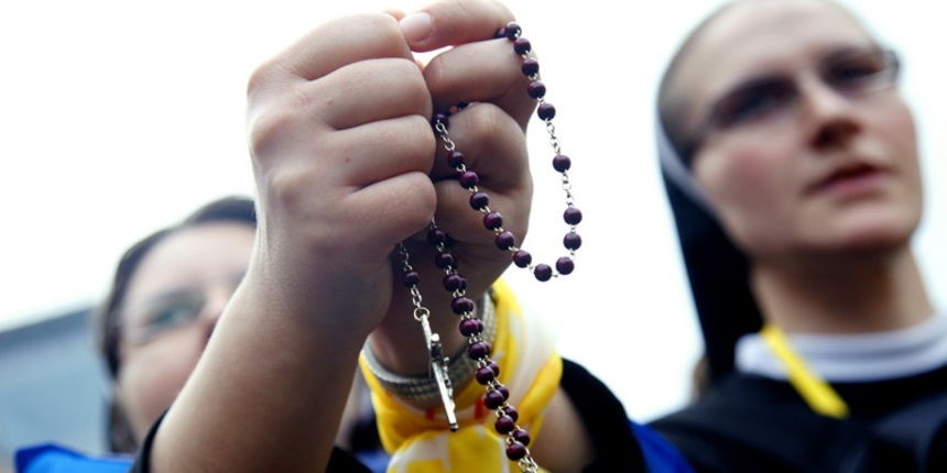 Časna sestra, molitva, Zagreb, 040611.Posjet Pape Benedikta XVI. Hrvatskoj – Zagreb, 04. i 05. lipnja. Trg bana Josipa Jelacica.Sveti otac Benedikt XVI na Trgu bana Josipa Jelacica predvodi bdijenje sa mladima.Na slici: molitva.Foto: Tomislav Kristo / CRO