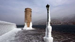Zaleđeno more i čudesne ledene skulpture na senjskoj rivi