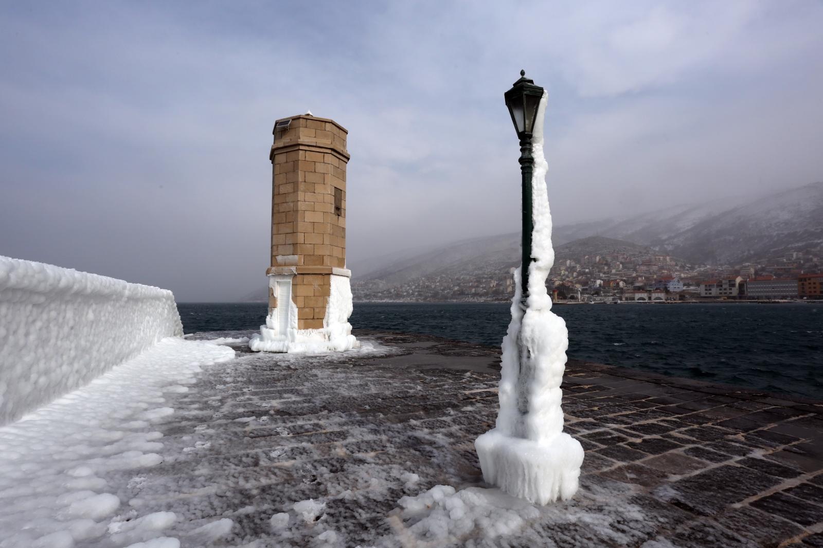 Zaleđeno more i čudesne ledene skulpture na senjskoj rivi