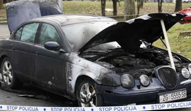 zapaljen jaguar (foto: Nina Djurdjevic / CROPIX)