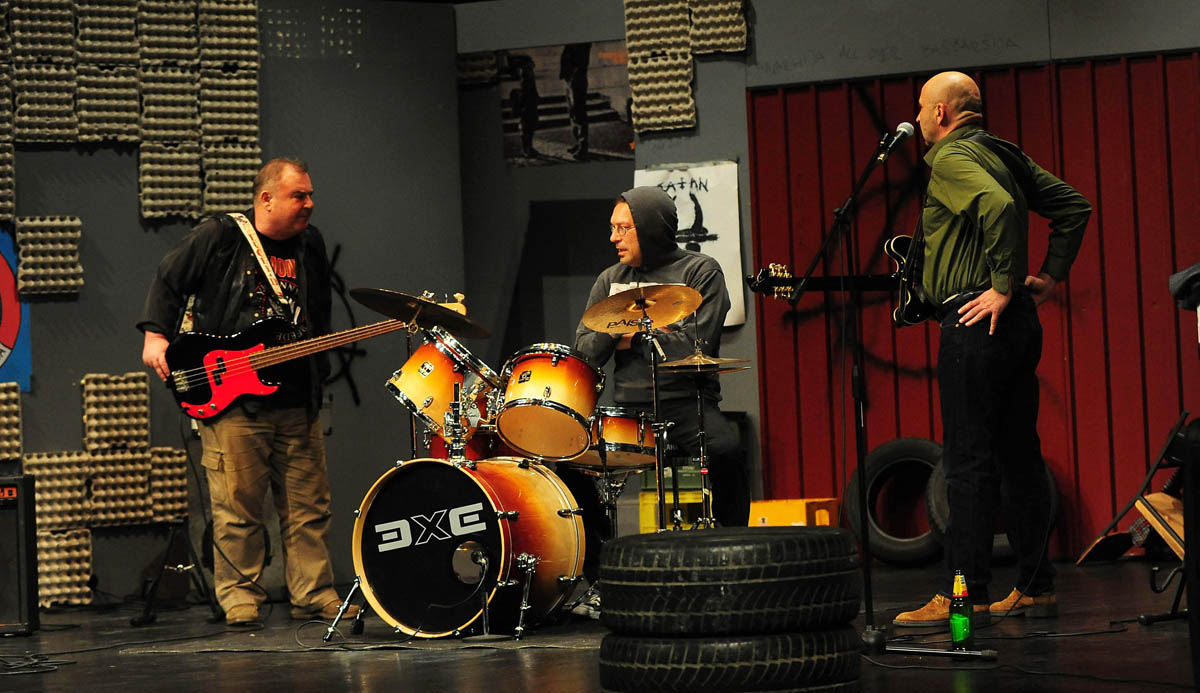 Zadar, 13.3.2014. snimio: Nenad Marčev 
Borivoj Radaković 
GRUPA 
redatelj: Mario Kovač 
igraju: Sreten Mokrović, Ranko Zidarić, 
Ivica Zadro i Iva Visković 
Kazalište KNAP (Kazalište na Peščenici) 
Dvorana HNK Zadar