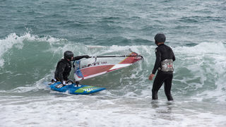 Južina nekima donosi glavobolju, surferima i kajterima je prava radost. Tako je bilo i jučer. Na biogradskoj plaži Dražica okupilo se dvadesetak ljubitelja vjetra, većina iz kiteboarding kluba Badevana-surf iz Zagreba. Iako su po meteorološkoj prognozi oč