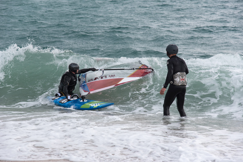 Južina nekima donosi glavobolju, surferima i kajterima je prava radost. Tako je bilo i jučer. Na biogradskoj plaži Dražica okupilo se dvadesetak ljubitelja vjetra, većina iz kiteboarding kluba Badevana-surf iz Zagreba. Iako su po meteorološkoj prognozi oč