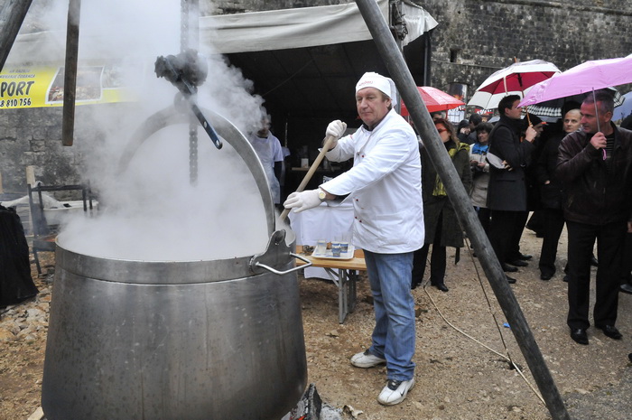 Dubrovnik, 061211.
Proslava dana Branitelja nastavljena je na Srdju uz misu za poginule branitelje nakon svecanog mimohoda i postrojavanja branitelja na Stradunu.
Foto: Tonci Plazibat / CROPIX Dubrovnik, 061211.
Proslava dana Branitelja nastavljena je na Srdju uz misu za poginule branitelje nakon svecanog mimohoda i postrojavanja branitelja na Stradunu.
Foto: Tonci Plazibat / CROPIX