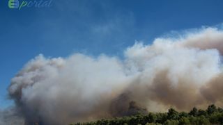 Zemaljske i zračne vatrogasne snage gase veliki šumski požar kod Crvene luke. Foto: Franjo Jurić/eBiograd Zemaljske i zračne vatrogasne snage gase veliki šumski požar kod Crvene luke. Foto: Franjo Jurić/eBiograd