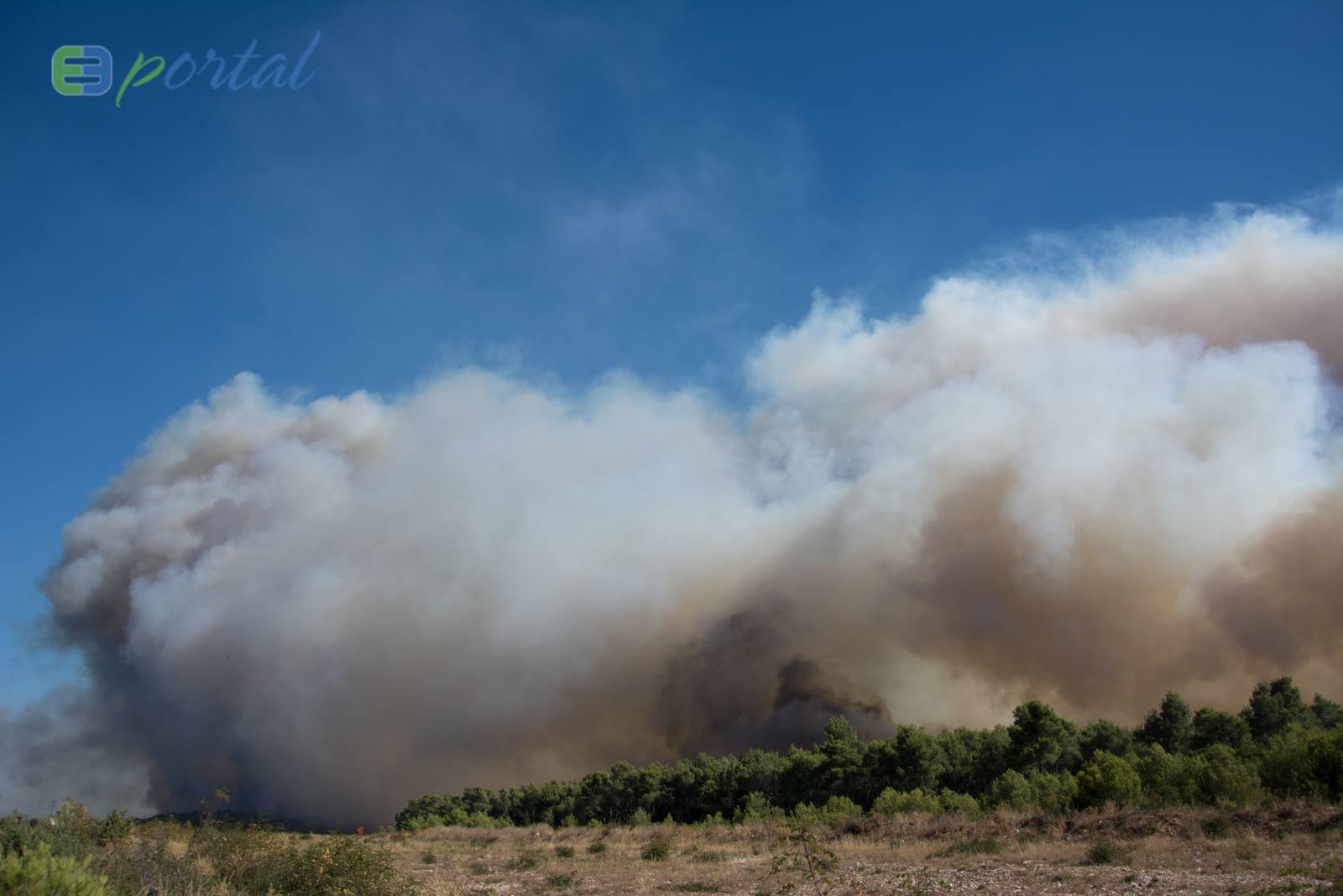 Zemaljske i zračne vatrogasne snage gase veliki šumski požar kod Crvene luke. Foto: Franjo Jurić/eBiograd Zemaljske i zračne vatrogasne snage gase veliki šumski požar kod Crvene luke. Foto: Franjo Jurić/eBiograd