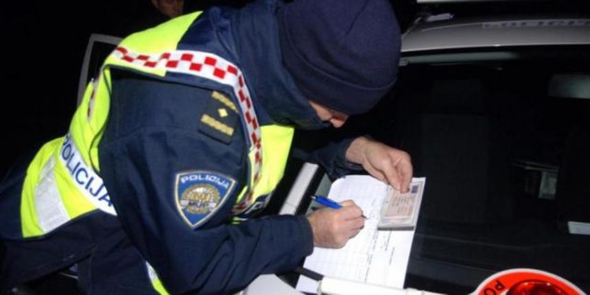 Krivotvorenje isprava, policija, foto: www.glasistre.hr Krivotvorenje isprava, policija, foto: www.glasistre.hr