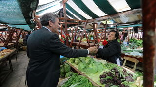 Zadar, 010513.
Predstavnici Koalicije za promjene, predvodjeni kandidatom za gradonacelnika Ivom Bilicem, obiljezili su 1. svibanj – Medjunarodni praznik rada podjelom karanfila sugradjankama i sugradjanima.
Na fotografiji: Ivo Bilic.
Foto: Luka Gerlanc Zadar, 010513.
Predstavnici Koalicije za promjene, predvodjeni kandidatom za gradonacelnika Ivom Bilicem, obiljezili su 1. svibanj – Medjunarodni praznik rada podjelom karanfila sugradjankama i sugradjanima.
Na fotografiji: Ivo Bilic.
Foto: Luka Gerlanc