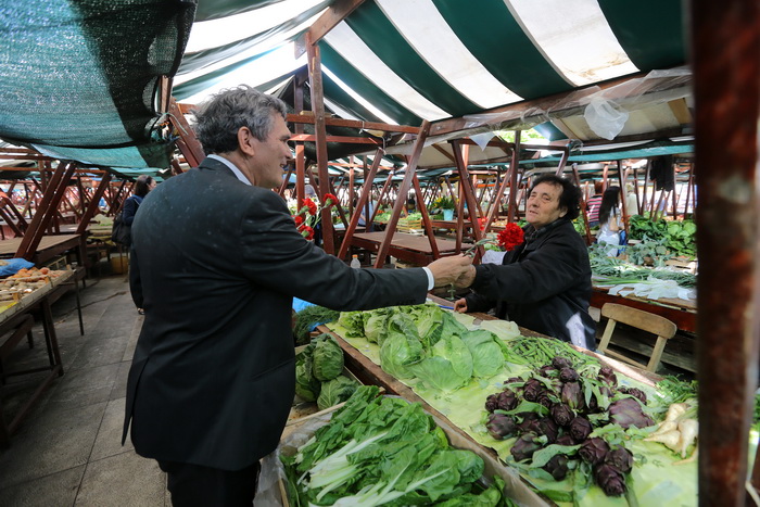 Zadar, 010513.
Predstavnici Koalicije za promjene, predvodjeni kandidatom za gradonacelnika Ivom Bilicem, obiljezili su 1. svibanj – Medjunarodni praznik rada podjelom karanfila sugradjankama i sugradjanima.
Na fotografiji: Ivo Bilic.
Foto: Luka Gerlanc Zadar, 010513.
Predstavnici Koalicije za promjene, predvodjeni kandidatom za gradonacelnika Ivom Bilicem, obiljezili su 1. svibanj – Medjunarodni praznik rada podjelom karanfila sugradjankama i sugradjanima.
Na fotografiji: Ivo Bilic.
Foto: Luka Gerlanc