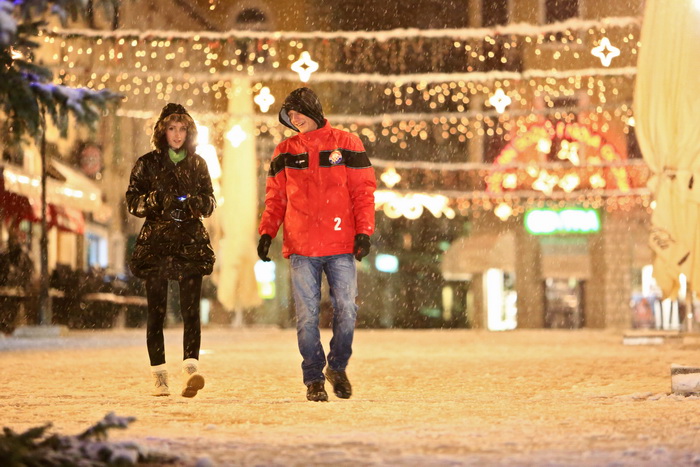 Sinj, 101212. 
Ciklona Simenka je veceras donijela pravi snijezni ugodjaj u Sinju.
Na slici Snijezni ugodjaj u Sinju.
Foto: Zvonimir Barisin / CROPIX