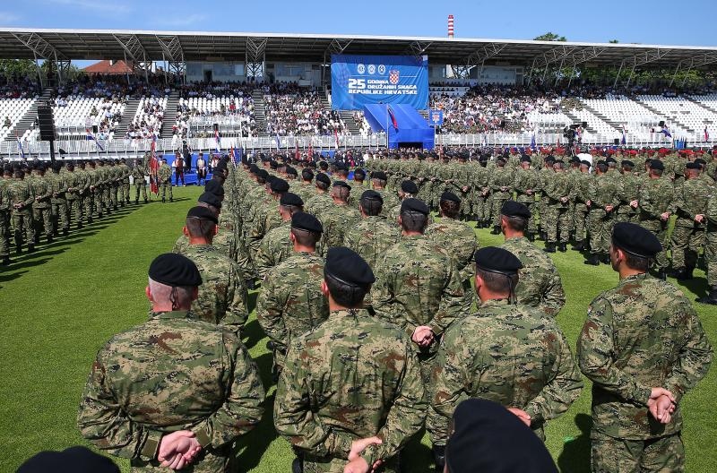 Svečano postrojavanje na stadionu u Kranjčevićevoj u povodu Dana Oružanih snaga Republike Hrvatske. Foto. PIXSELL Svečano postrojavanje na stadionu u Kranjčevićevoj u povodu Dana Oružanih snaga Republike Hrvatske. Foto. PIXSELL