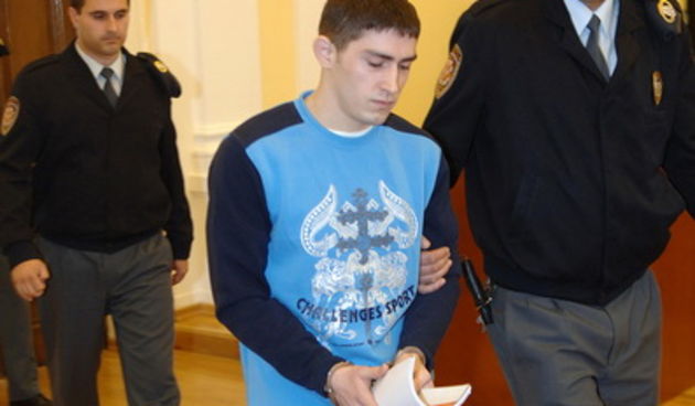 Zadar, 201009.
Danas je na zupanijskom sudu u Zadru nastavljeno sudjenje Elvisu Sopicu osimljicenom da je prosle godine u sjecnji u selu Korlat pokraj Benkovca ubio taksista Igora Custica.
Na fotografiji : Elvis Sopic ulazi u sudnicu.
Foto: Andrija Lucic