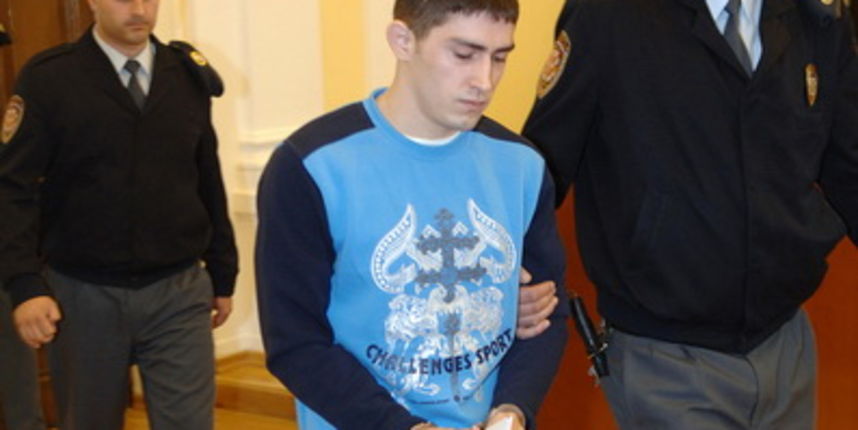 Zadar, 201009.
Danas je na zupanijskom sudu u Zadru nastavljeno sudjenje Elvisu Sopicu osimljicenom da je prosle godine u sjecnji u selu Korlat pokraj Benkovca ubio taksista Igora Custica.
Na fotografiji : Elvis Sopic ulazi u sudnicu.
Foto: Andrija Lucic Zadar, 201009.
Danas je na zupanijskom sudu u Zadru nastavljeno sudjenje Elvisu Sopicu osimljicenom da je prosle godine u sjecnji u selu Korlat pokraj Benkovca ubio taksista Igora Custica.
Na fotografiji : Elvis Sopic ulazi u sudnicu.
Foto: Andrija Lucic