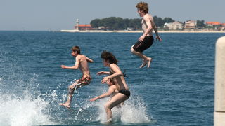 Zadar, 120512.
Mladi turisti iz Francuske nakon razgledavanja grada osvjezili su se u moru kupanjem na zadarskim orguljama.
Foto: Andrija Lucic / CROPIX Zadar, 120512.
Mladi turisti iz Francuske nakon razgledavanja grada osvjezili su se u moru kupanjem na zadarskim orguljama.
Foto: Andrija Lucic / CROPIX