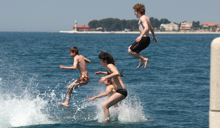 Zadar, 120512.
Mladi turisti iz Francuske nakon razgledavanja grada osvjezili su se u moru kupanjem na zadarskim orguljama.
Foto: Andrija Lucic / CROPIX Zadar, 120512.
Mladi turisti iz Francuske nakon razgledavanja grada osvjezili su se u moru kupanjem na zadarskim orguljama.
Foto: Andrija Lucic / CROPIX