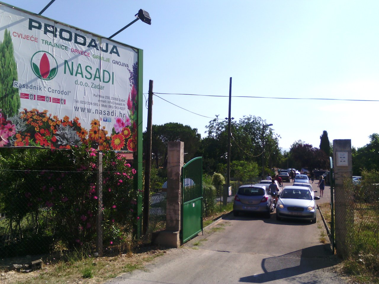 Danas, kako je tvrtka Nasadi d.o.o. i najavila, u rasadniku Cerodol na Žmirićima od 09:00 do 11:00 sati građanima su se dijelile sadnice sezonskog cvijeća. Danas, kako je tvrtka Nasadi d.o.o. i najavila, u rasadniku Cerodol na Žmirićima od 09:00 do 11:00 sati građanima su se dijelile sadnice sezonskog cvijeća.