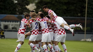 Varazdin, 190510.
Na gradskom stadionu u Varazdinu igra se kvalifikacijska utakmica za europsko prvenstvo U-21 izmedju reprezentacija Hrvatske i Slovacke.
Na slici: slavlje Hrvatske nakon 1:1.
Foto: Zeljko Hajdinjak / CROPIX