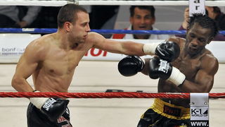 Split, 270310.
Veceras se u Spaladium Areni odrzava spektakl “Obracun u ringu 10” povodom 15-te obljetnice boksackog kluba Pit Bull. Borci ce nastupiti u 17 atraktivnih K1 i MMA ( ultimate fight) borbama.
Na fotografiji: Frane Radnic i Philippe Salmon.
Fo