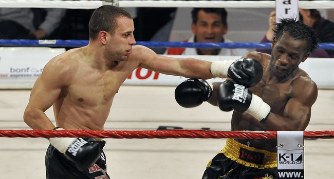 Split, 270310.
Veceras se u Spaladium Areni odrzava spektakl “Obracun u ringu 10” povodom 15-te obljetnice boksackog kluba Pit Bull. Borci ce nastupiti u 17 atraktivnih K1 i MMA ( ultimate fight) borbama.
Na fotografiji: Frane Radnic i Philippe Salmon.
Fo