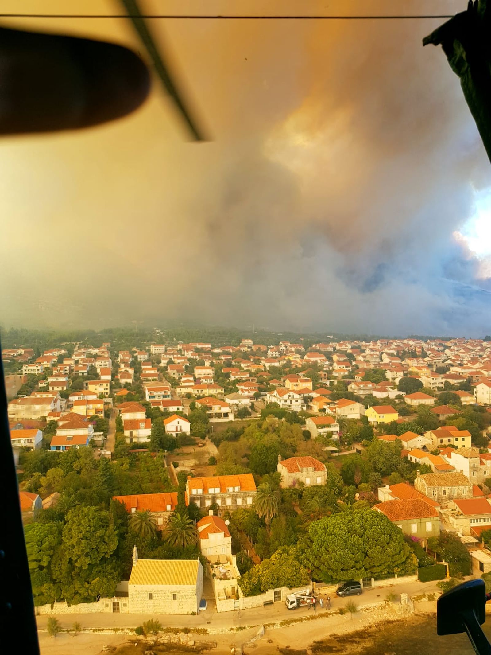 Zračne snage i vojnici gase veliki požar na Pelješcu