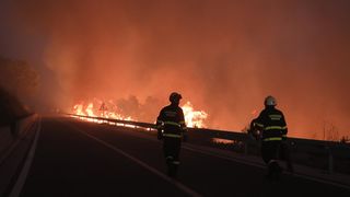 Tučepi: Požar se širi, zahvatio ranč i kuće, vatrogasci u akciji