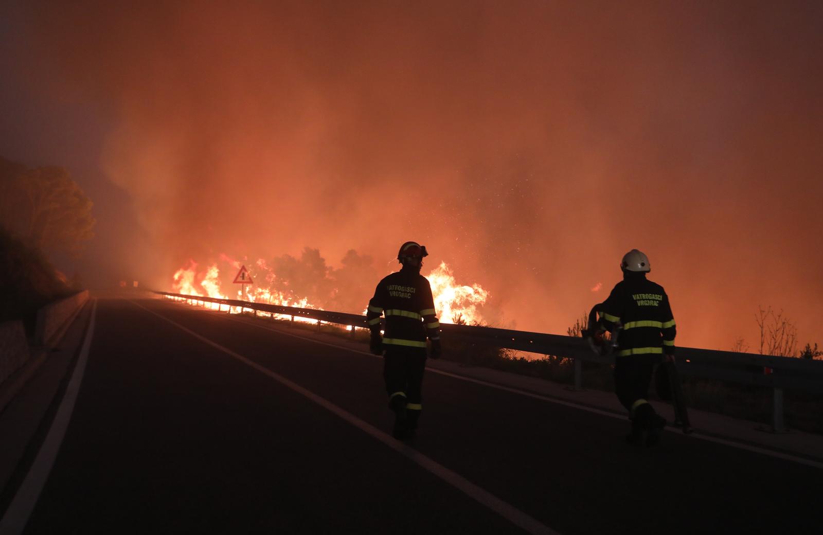 Tučepi: Požar se širi, zahvatio ranč i kuće, vatrogasci u akciji