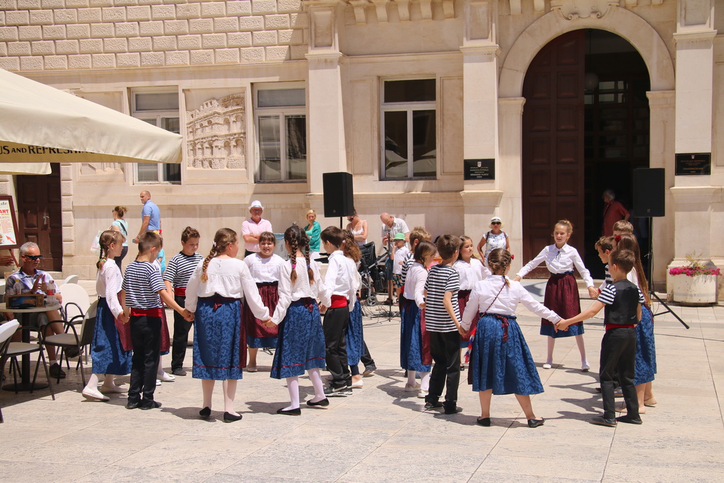 OŠ Zadarski otoci, učenici na Narodnom trgu