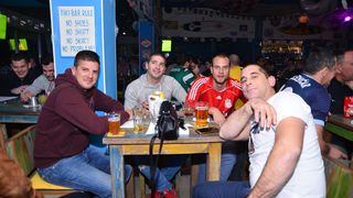 Famous Bar: 1. kolo Lige sportskog kviza “Nogometne ikone” 27. listopada 2016. Foto. Iva Perinčić Famous Bar: 1. kolo Lige sportskog kviza “Nogometne ikone” 27. listopada 2016. Foto. Iva Perinčić