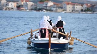 Krapanj: Održana tradicionalna ženska regata gajeta na vesla. Photo: Hrvoje Jelavić/PIXSELL Krapanj: Održana tradicionalna ženska regata gajeta na vesla. Photo: Hrvoje Jelavić/PIXSELL