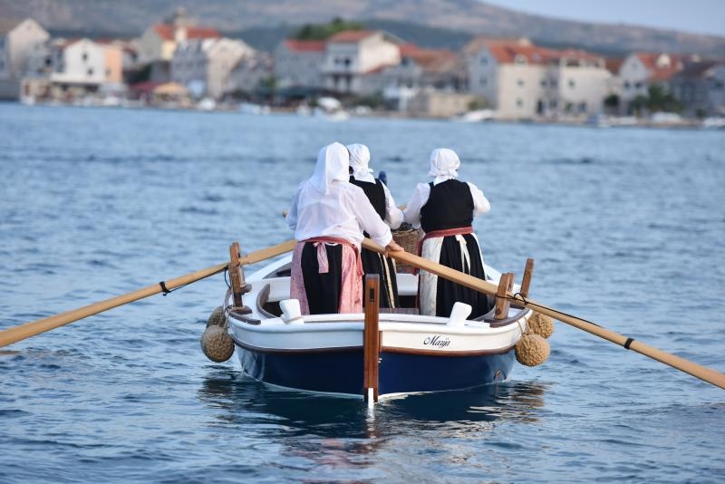 Krapanj: Održana tradicionalna ženska regata gajeta na vesla. Photo: Hrvoje Jelavić/PIXSELL Krapanj: Održana tradicionalna ženska regata gajeta na vesla. Photo: Hrvoje Jelavić/PIXSELL