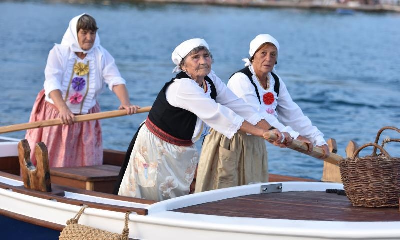 Krapanj: Održana tradicionalna ženska regata gajeta na vesla. Photo: Hrvoje Jelavić/PIXSELL Krapanj: Održana tradicionalna ženska regata gajeta na vesla. Photo: Hrvoje Jelavić/PIXSELL