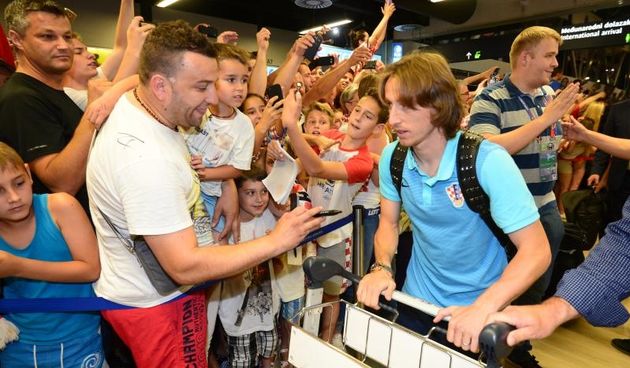 Doček hrvatske nogometne reprezentacije u Zračnoj luci Zagreb nakon ispadanja na Euru 2016. Photo: Marko Prpić/PIXSELL