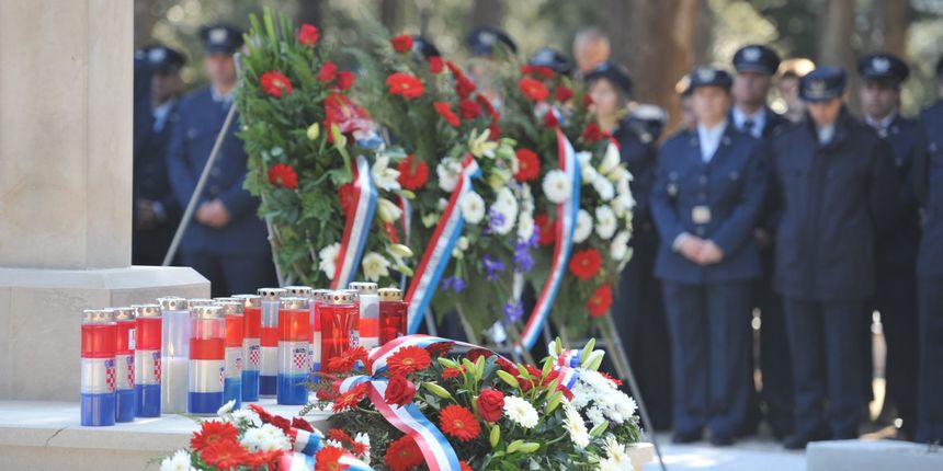 Susret sjećanja- obljetnica pogibije hrvatskih branitelja u Škabrnji Susret sjećanja- obljetnica pogibije hrvatskih branitelja u Škabrnji