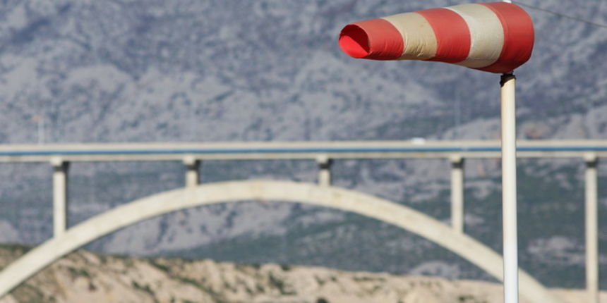 Zadar, 030111.
Zbog jake bure pod Velebitom je otezan promet.
Na cesti Obrovac -Zaton Obrovacki promet je bio zatvoren za sva vozila oko jedan sat jer je bura okrenula prikolicu jednog kamiona.
Na fotografiji : Maslenicki most i pokazivac smjera vjetra
Fo