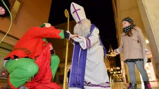 Sv. Nikola s Krampusom i Vilenjakom zabavljao djecu od Kampo Kaštela do Trga Petra Zoranića Sv. Nikola s Krampusom i Vilenjakom zabavljao djecu od Kampo Kaštela do Trga Petra Zoranića