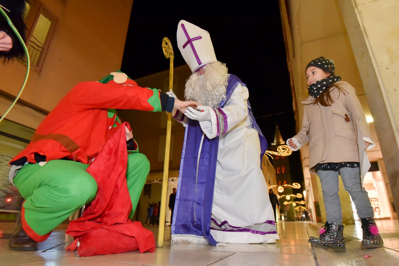 Sv. Nikola s Krampusom i Vilenjakom zabavljao djecu od Kampo Kaštela do Trga Petra Zoranića Sv. Nikola s Krampusom i Vilenjakom zabavljao djecu od Kampo Kaštela do Trga Petra Zoranića
