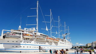 Guštanje u valovima i glazbi Morskih orgulja, a sliku je upotpunio jedrenjak Club Med 2. Foto: Mladen Malik Guštanje u valovima i glazbi Morskih orgulja, a sliku je upotpunio jedrenjak Club Med 2. Foto: Mladen Malik