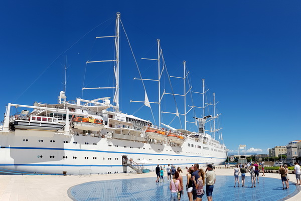 Guštanje u valovima i glazbi Morskih orgulja, a sliku je upotpunio jedrenjak Club Med 2. Foto: Mladen Malik Guštanje u valovima i glazbi Morskih orgulja, a sliku je upotpunio jedrenjak Club Med 2. Foto: Mladen Malik