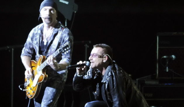 Zagreb, 090809.
Maksimirski stadion.
Koncert irske rock grupe U2 koja po prvi puta gostuje u Hrvatskoj na ovogodisnjoj turneji 360 tour.
Na slici: pjevac grupe Bono Vox, gitarist Edge, basist Adam Clayton i bubnjar Larry Mullen Jr.
Foto: Vjekoslav Skledar