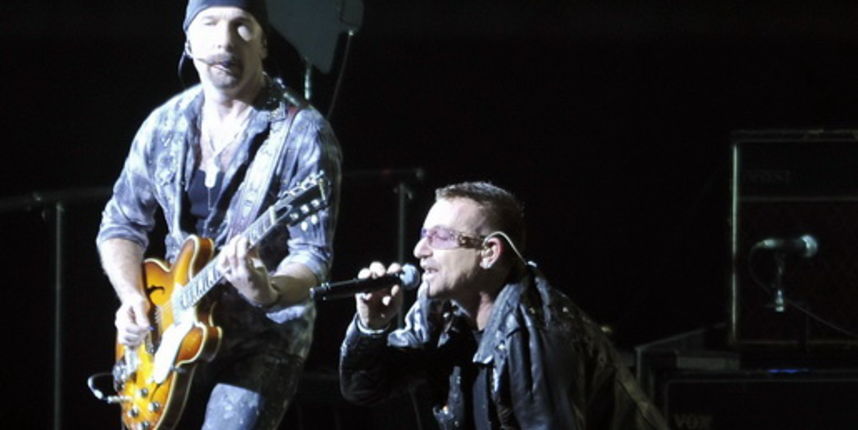 Zagreb, 090809.
Maksimirski stadion.
Koncert irske rock grupe U2 koja po prvi puta gostuje u Hrvatskoj na ovogodisnjoj turneji 360 tour.
Na slici: pjevac grupe Bono Vox, gitarist Edge, basist Adam Clayton i bubnjar Larry Mullen Jr.
Foto: Vjekoslav Skledar