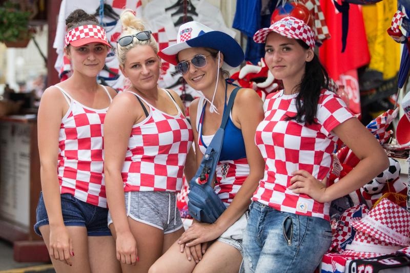 Hrvatski navijači okupirali Lens uoči utakmice s Portugalom, Photo: PIXSELL Hrvatski navijači okupirali Lens uoči utakmice s Portugalom, Photo: PIXSELL