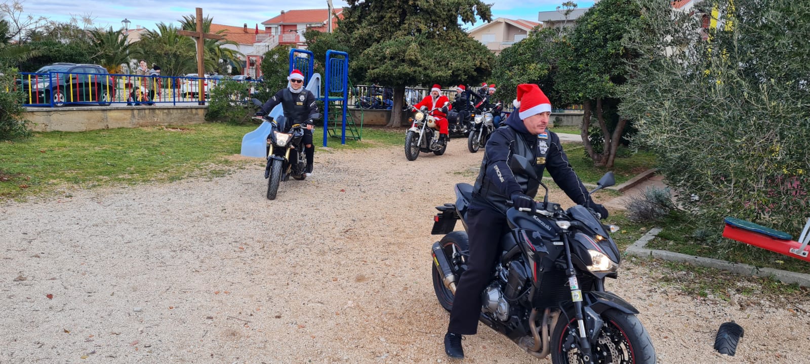 Bibinje: Moto mrazovi razveselili mališane Bibinje: Moto mrazovi razveselili mališane