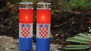 Ervenik: Na obiteljskoj grobnici obilježena 23. obljetnica stradanja obitelji Čengić, foto: Hrvoje Jelavić/PIXSELL