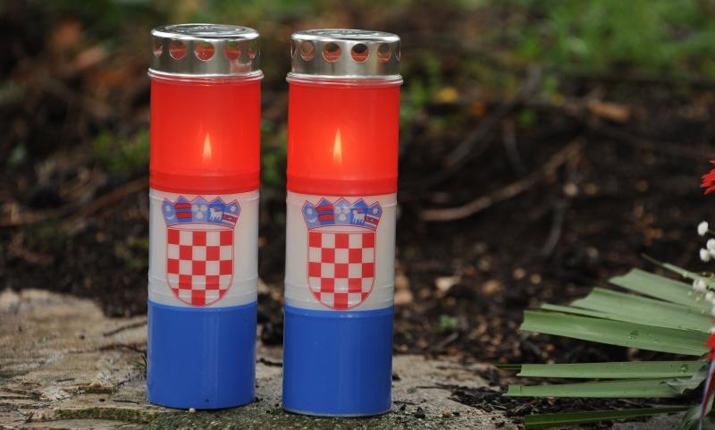 Ervenik: Na obiteljskoj grobnici obilježena 23. obljetnica stradanja obitelji Čengić, foto: Hrvoje Jelavić/PIXSELL