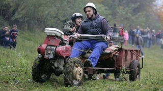 Orahovica, 171010.
Nedaleko od orahovackog jezera na obroncima brda Ruzica grada odrzana je cetvrta po redu utrka motokultivatora i specijalnih vozila koja su izradjena od motora mjesalice za beton i mjenjaca automobila Lada Niva. Namjera organizatora utr