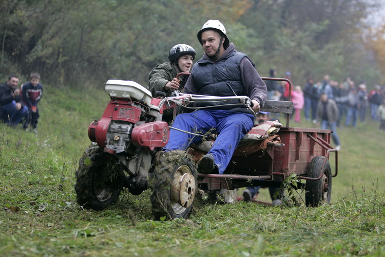 Orahovica, 171010.
Nedaleko od orahovackog jezera na obroncima brda Ruzica grada odrzana je cetvrta po redu utrka motokultivatora i specijalnih vozila koja su izradjena od motora mjesalice za beton i mjenjaca automobila Lada Niva. Namjera organizatora utr