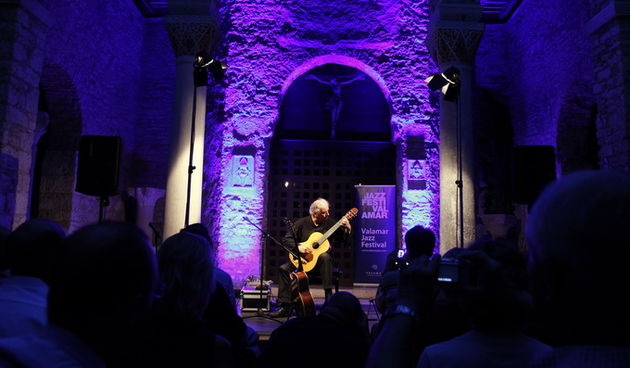 Porec, 210612.
3. Valamar jazz festival ove se godine odrzava od 20. do 24. 06. Veceras je u atriju Eufrazijeve bazilike na gitari nastupio Ralph Towner.
Foto: Goran Sebelic / CROPIX