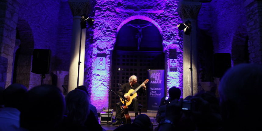 Porec, 210612.
3. Valamar jazz festival ove se godine odrzava od 20. do 24. 06. Veceras je u atriju Eufrazijeve bazilike na gitari nastupio Ralph Towner.
Foto: Goran Sebelic / CROPIX Porec, 210612.
3. Valamar jazz festival ove se godine odrzava od 20. do 24. 06. Veceras je u atriju Eufrazijeve bazilike na gitari nastupio Ralph Towner.
Foto: Goran Sebelic / CROPIX